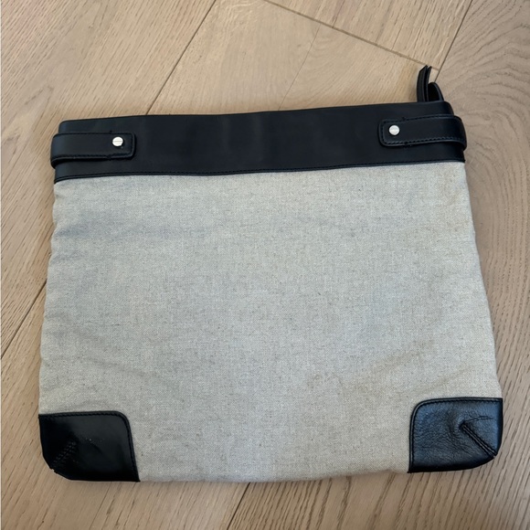 Leather and linen pouch - Picture 4 of 9